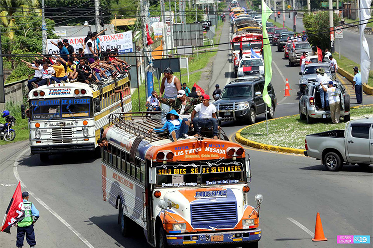 Ingresan caravanas de los departamentos a la capital