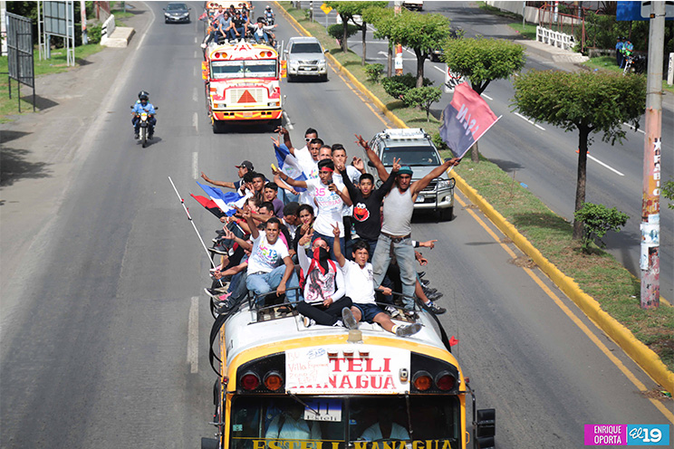 Caravanas del norte de nuestro país llegan a la capital a festejar el 36/19