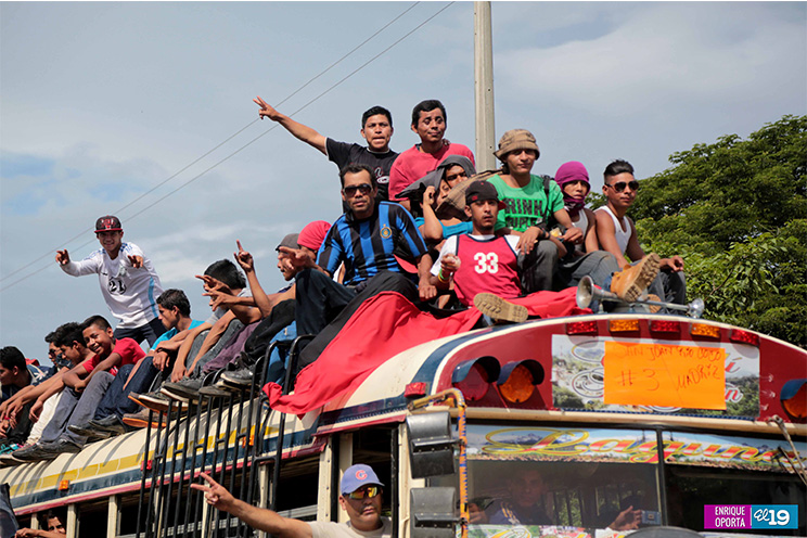 Caravanas del norte de nuestro país llegan a la capital a festejar el 36/19