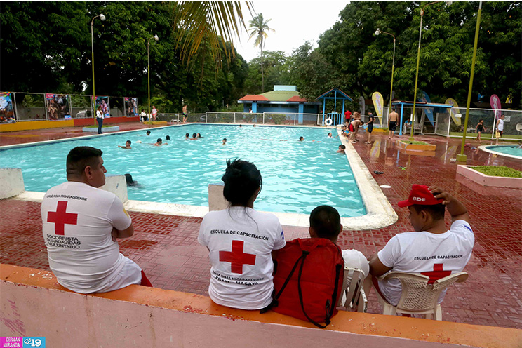 Familias capitalinas disfrutan de la tranquilidad y seguridad del Centro Recreativo Xilonem