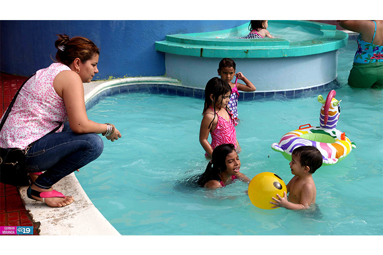 Familias capitalinas disfrutan de la tranquilidad y seguridad del Centro Recreativo Xilonem