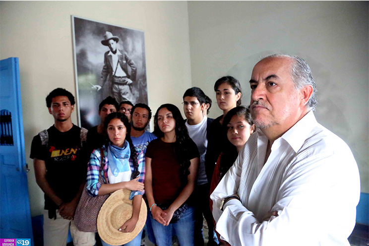 Delegación de jóvenes mexicanos participan en rehabilitación de centros estudiantiles
