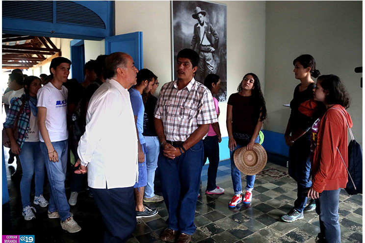 Delegación de jóvenes mexicanos participan en rehabilitación de centros estudiantiles