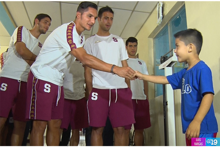 Niños con enfermedades crónicas comparten una tarde con jugadores del Saprissa de Costa Rica
