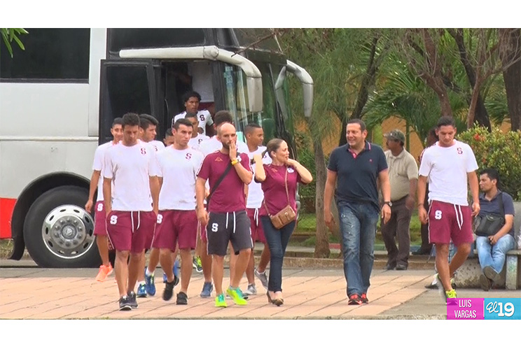 Niños con enfermedades crónicas comparten una tarde con jugadores del Saprissa de Costa Rica