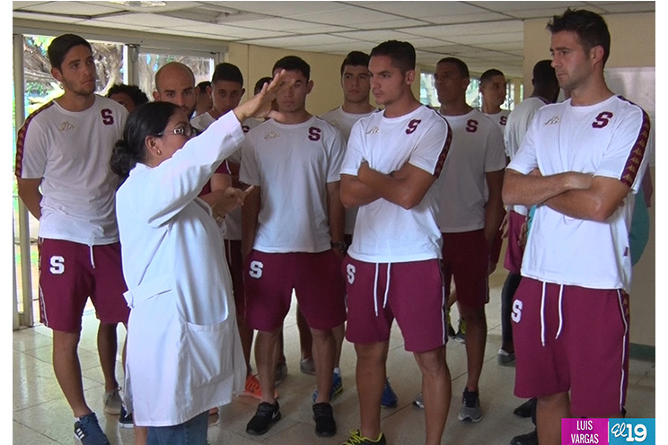 Niños con enfermedades crónicas comparten una tarde con jugadores del Saprissa de Costa Rica