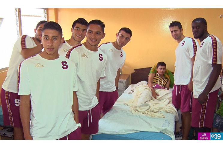 Niños con enfermedades crónicas comparten una tarde con jugadores del Saprissa de Costa Rica