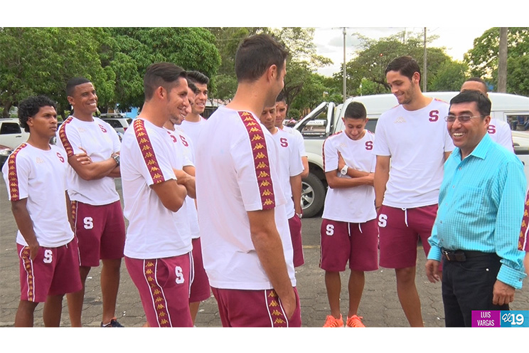 Niños con enfermedades crónicas comparten una tarde con jugadores del Saprissa de Costa Rica