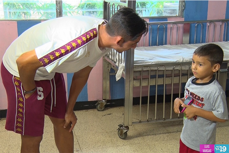 Niños con enfermedades crónicas comparten una tarde con jugadores del Saprissa de Costa Rica