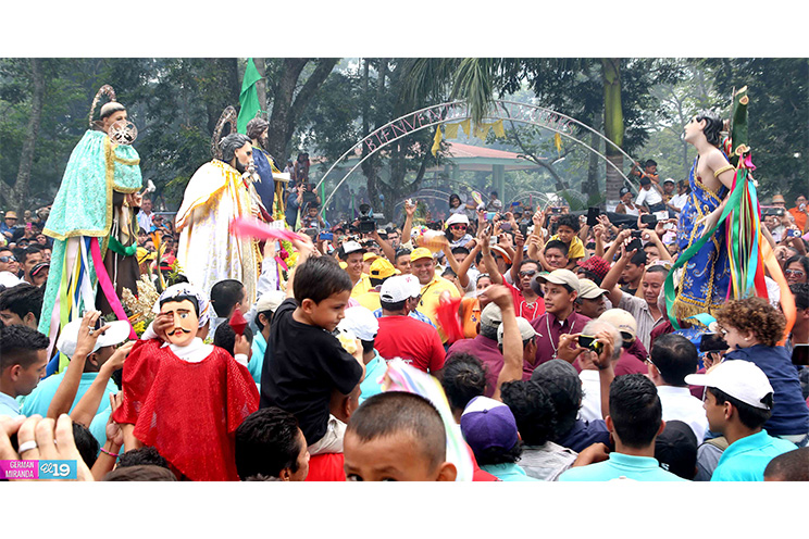 Tope de Santos reúne a miles en Dolores