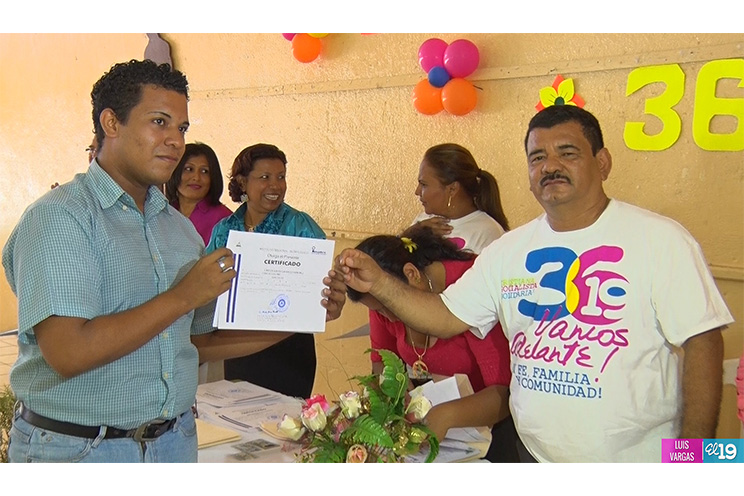 Más de 200 jóvenes y adultos se gradúan en Escuelas de Oficio