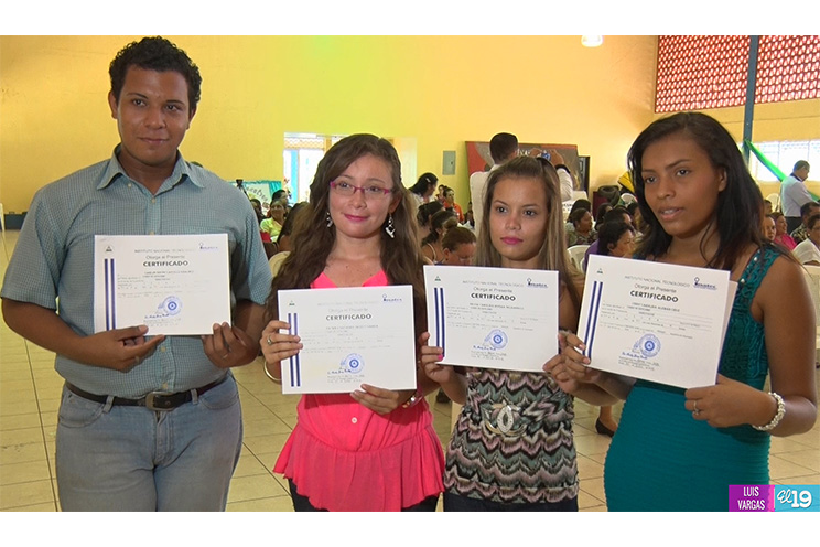Más de 200 jóvenes y adultos se gradúan en Escuelas de Oficio