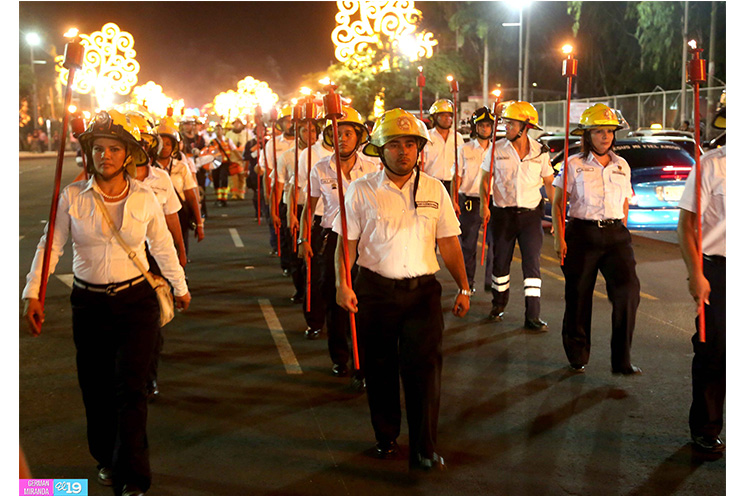 Bomberos celebran su día con "Marcha de los Candiles"