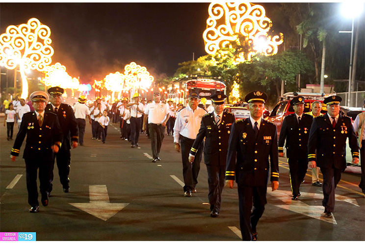Bomberos celebran su día con "Marcha de los Candiles"