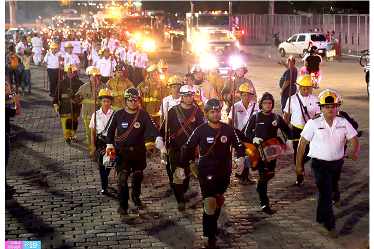 Bomberos celebran su día con "Marcha de los Candiles"