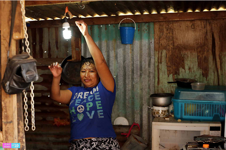 Mejor servicio eléctrico llega a comunidad Anexo Colonia Roque