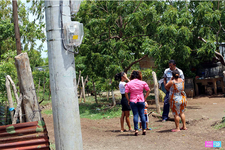Mejor servicio eléctrico llega a comunidad Anexo Colonia Roque