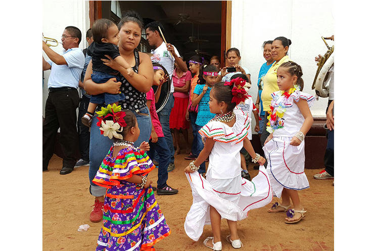 Santo Domingo baja a su peaña previo a su peregrinación a Managua