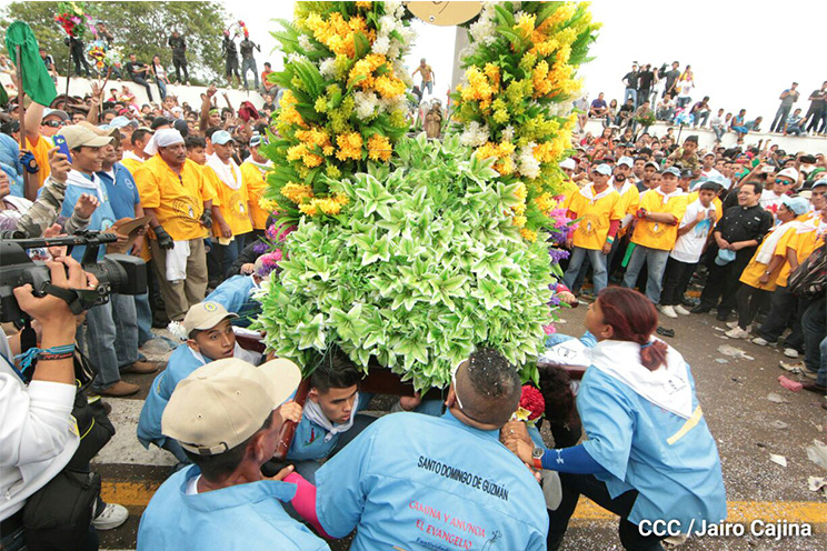 Miles acompañan a Santo Domingo de Guzmán en recorrido hacia Managua
