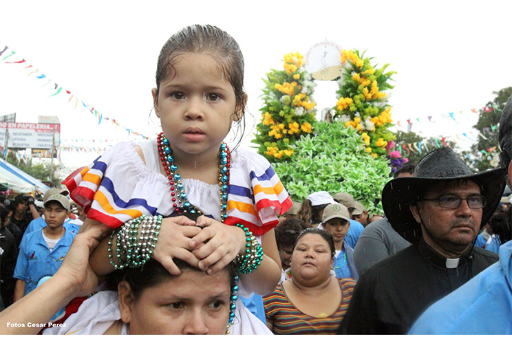 Managuas peregrinan colmados de fervor, amor y alegría en la tradicional bajada de Santo Domingo de Guzmán