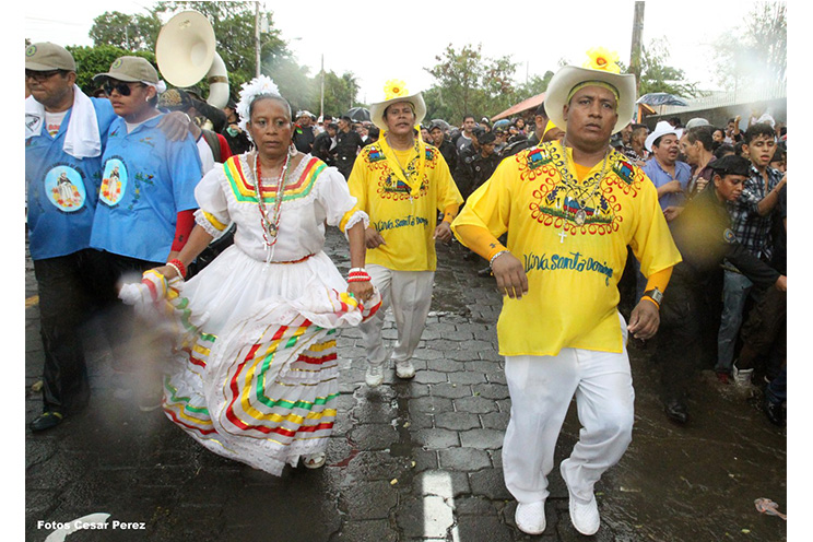 Managuas peregrinan colmados de fervor, amor y alegría en la tradicional bajada de Santo Domingo de Guzmán