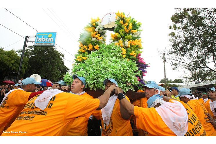 Managuas peregrinan colmados de fervor, amor y alegría en la tradicional bajada de Santo Domingo de Guzmán