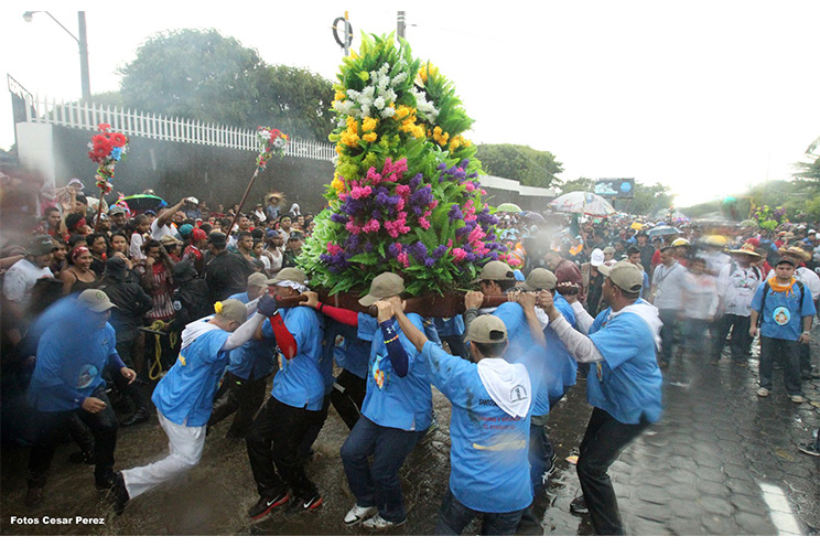 Managuas peregrinan colmados de fervor, amor y alegría en la tradicional bajada de Santo Domingo de Guzmán