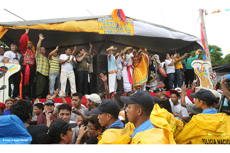 Managuas peregrinan colmados de fervor, amor y alegría en la tradicional bajada de Santo Domingo de Guzmán