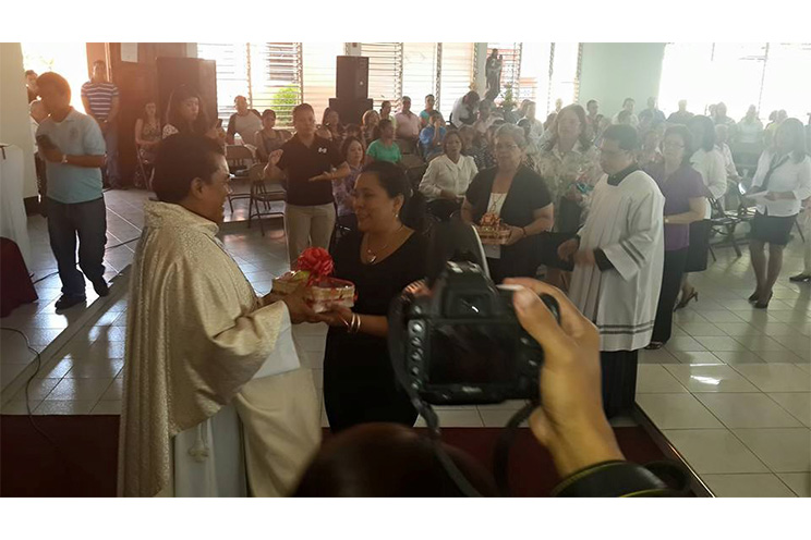 Comunidad católica celebra 41 Aniversario de vida sacerdotal de Monseñor Bismark Carballo