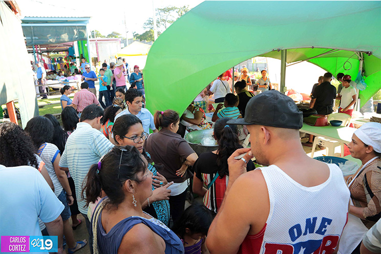 Familias asisten masivamente a Feria de la Economía Familiar dedicada a Santo Domingo   