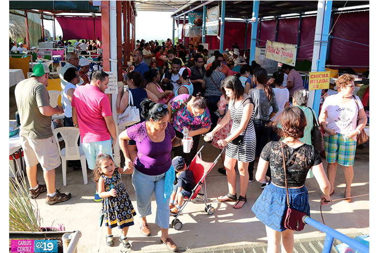 Familias asisten masivamente a Feria de la Economía Familiar dedicada a Santo Domingo   