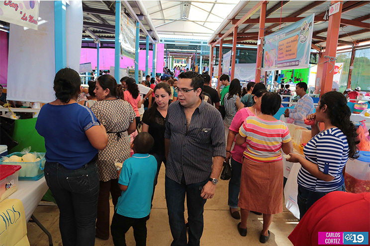 Familias asisten masivamente a Feria de la Economía Familiar dedicada a Santo Domingo   