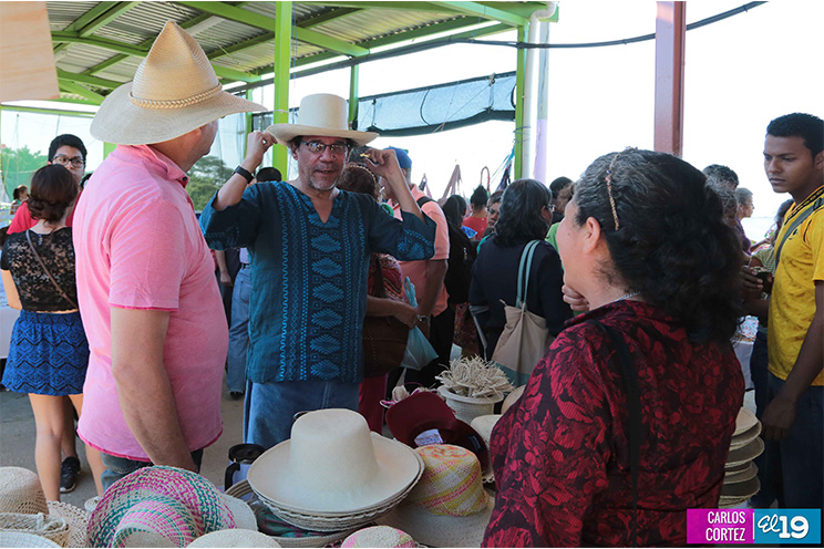 Familias asisten masivamente a Feria de la Economía Familiar dedicada a Santo Domingo   
