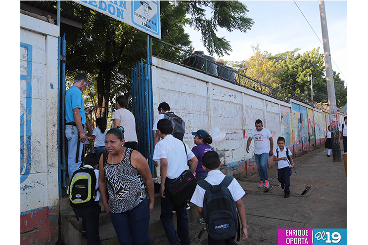 Estudiantes de la capital retornan a sus centros de estudio