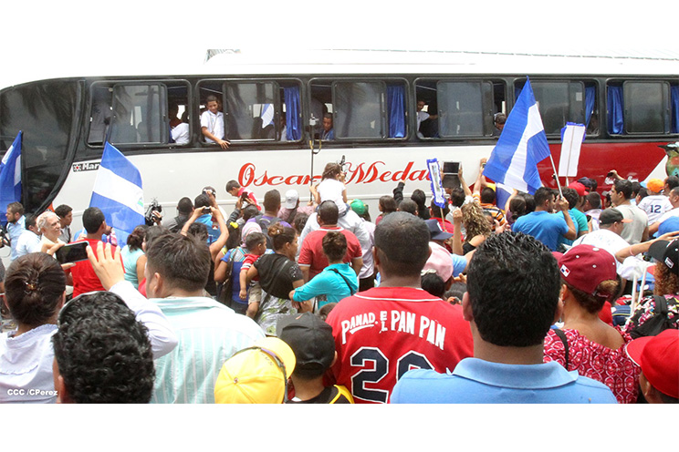 Nicaragua recibe con honores a peloteritos héroes de la Sub-12
