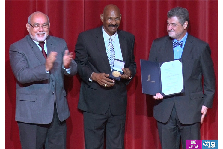 Mific y OMPI entregan premio “A la Creatividad” a Anthony Matthews