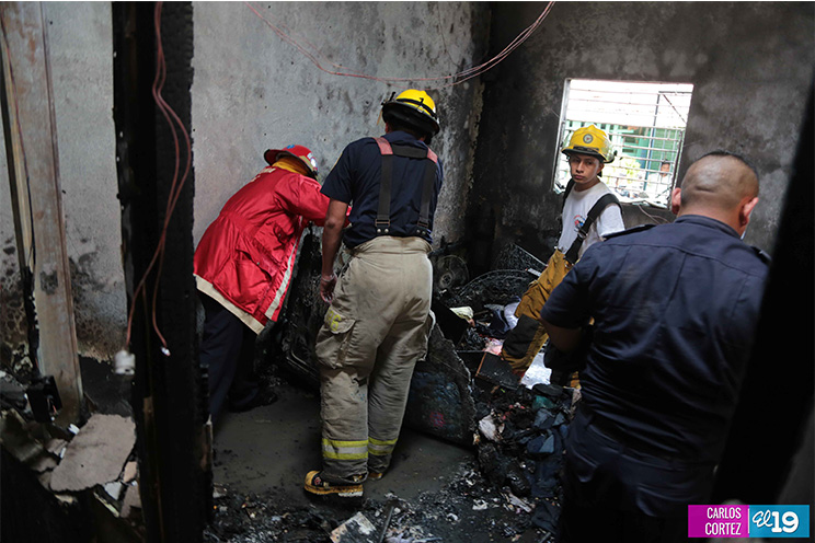 Incendio reduce a cenizas vivienda en la colonia Tenderí