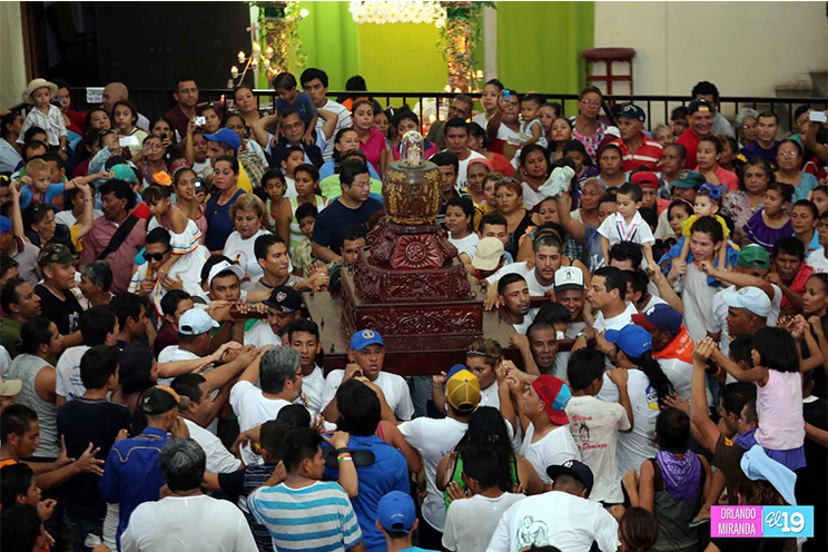 Desborde de fervor popular en vestida de imagen de Santo Domingo de Guzmán