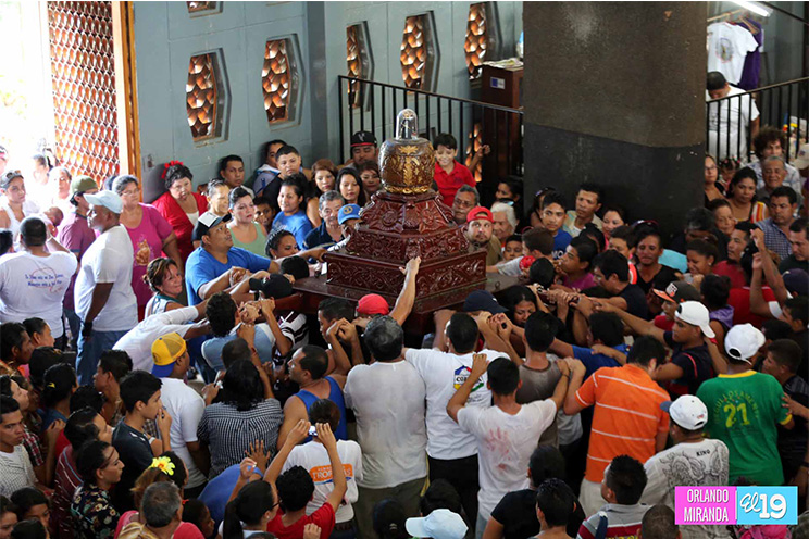 Desborde de fervor popular en vestida de imagen de Santo Domingo de Guzmán