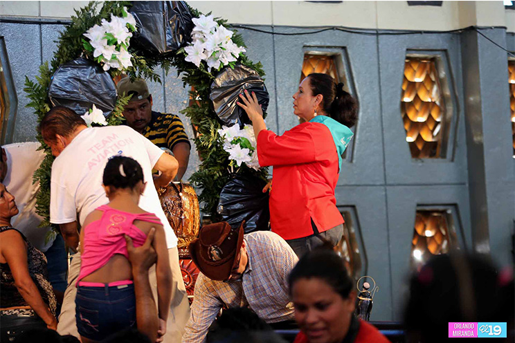 Desborde de fervor popular en vestida de imagen de Santo Domingo de Guzmán