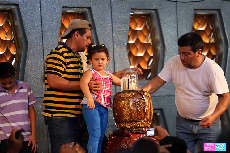 Desborde de fervor popular en vestida de imagen de Santo Domingo de Guzmán