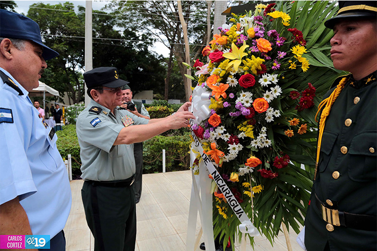 Colocan ofrendas florales en honor a los caídos de la Fuerza Aérea en el cumplimiento del deber