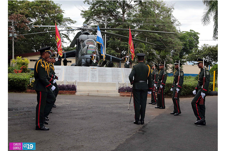 Colocan ofrendas florales en honor a los caídos de la Fuerza Aérea en el cumplimiento del deber