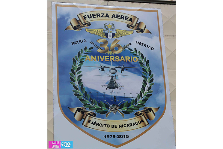 Colocan ofrendas florales en honor a los caídos de la Fuerza Aérea en el cumplimiento del deber