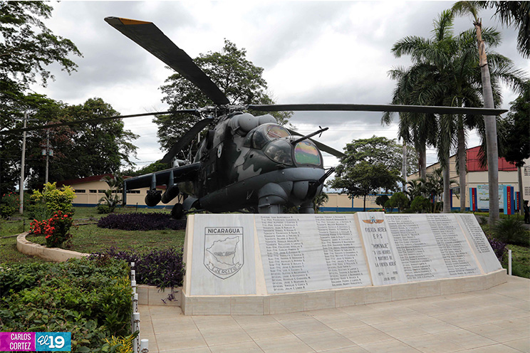 Colocan ofrendas florales en honor a los caídos de la Fuerza Aérea en el cumplimiento del deber