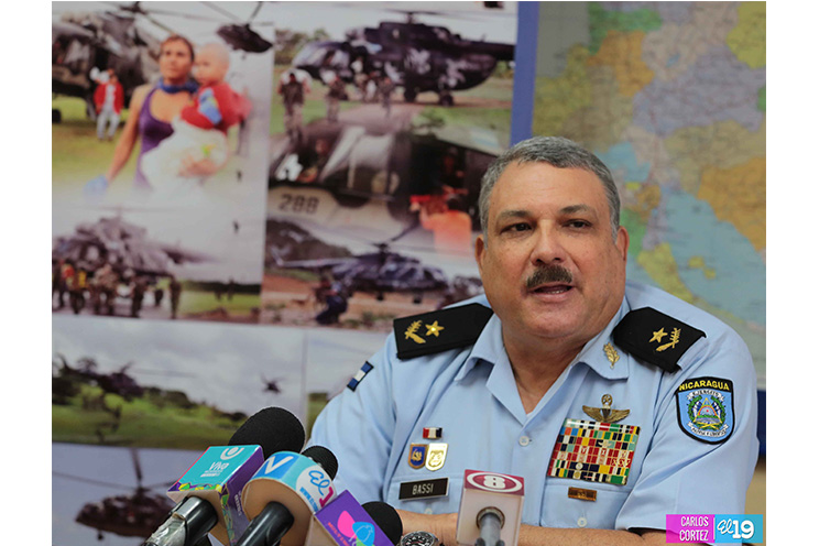 Colocan ofrendas florales en honor a los caídos de la Fuerza Aérea en el cumplimiento del deber