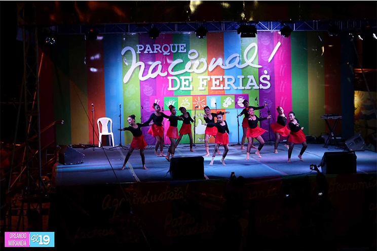 Familias acuden al Parque de Ferias a disfrutar de una noche cultural
