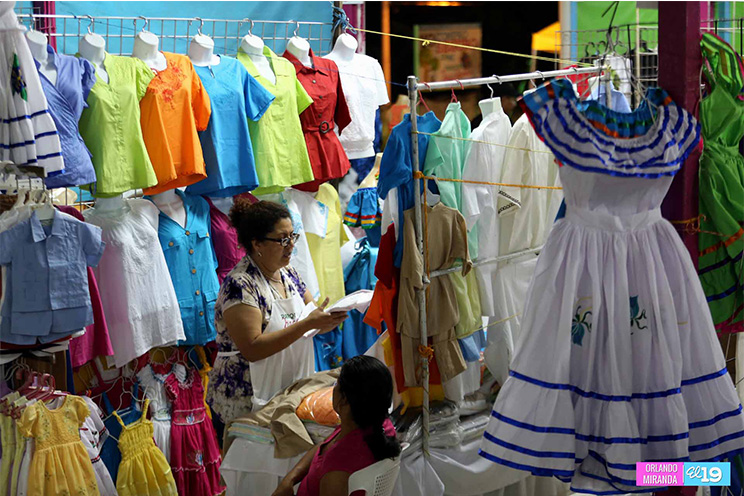 Familias acuden al Parque de Ferias a disfrutar de una noche cultural