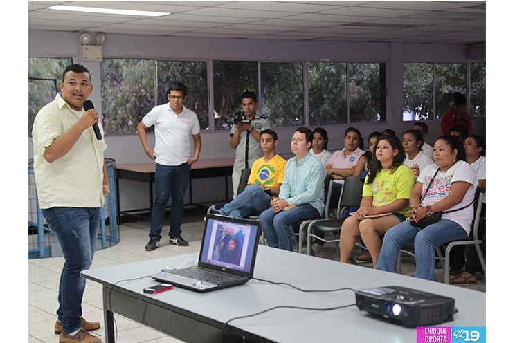 Jóvenes Comunicadores realizan exposición de arte digital en saludo al natalicio de Tomás y Fidel