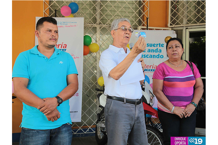 Lotería Nacional entrega premios del sorteo "Gánate la moto"